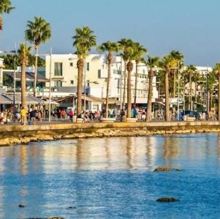 Poseidon 51 - Beachfront Two Bedroom Apartment Paphos Bagian luar foto