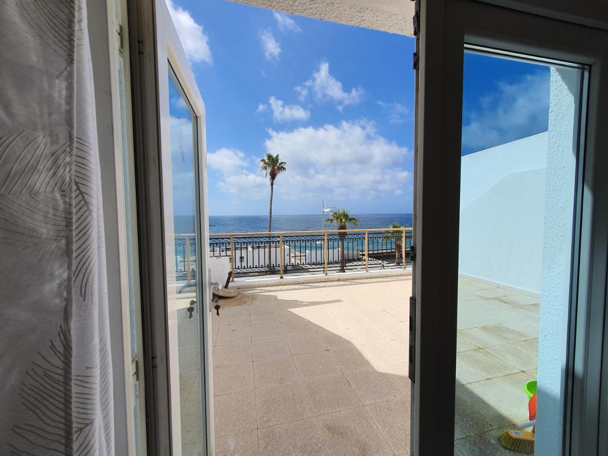Poseidon 51 - Beachfront Two Bedroom Apartment Paphos Bagian luar foto