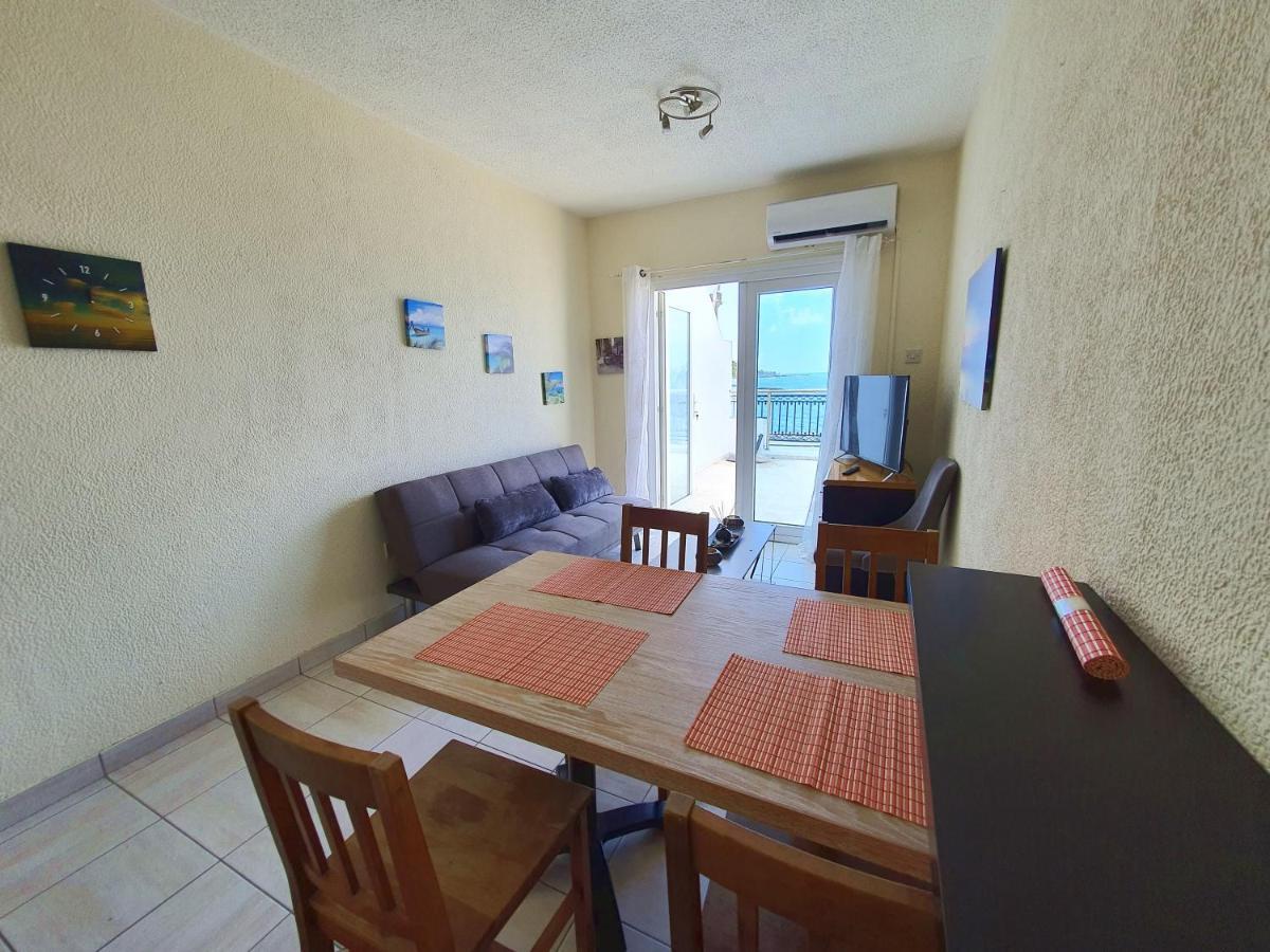 Poseidon 51 - Beachfront Two Bedroom Apartment Paphos Bagian luar foto