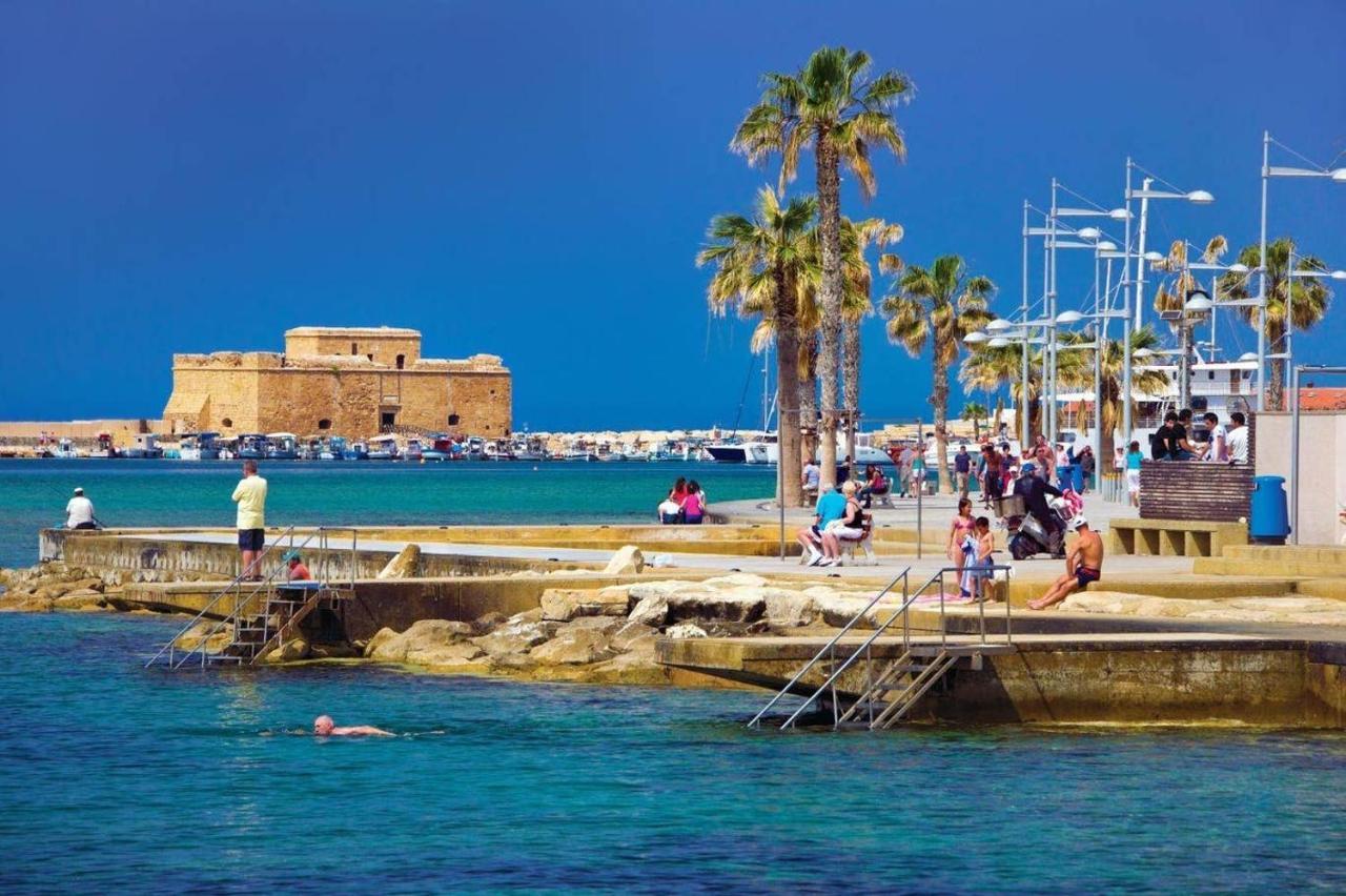 Poseidon 51 - Beachfront Two Bedroom Apartment Paphos Bagian luar foto