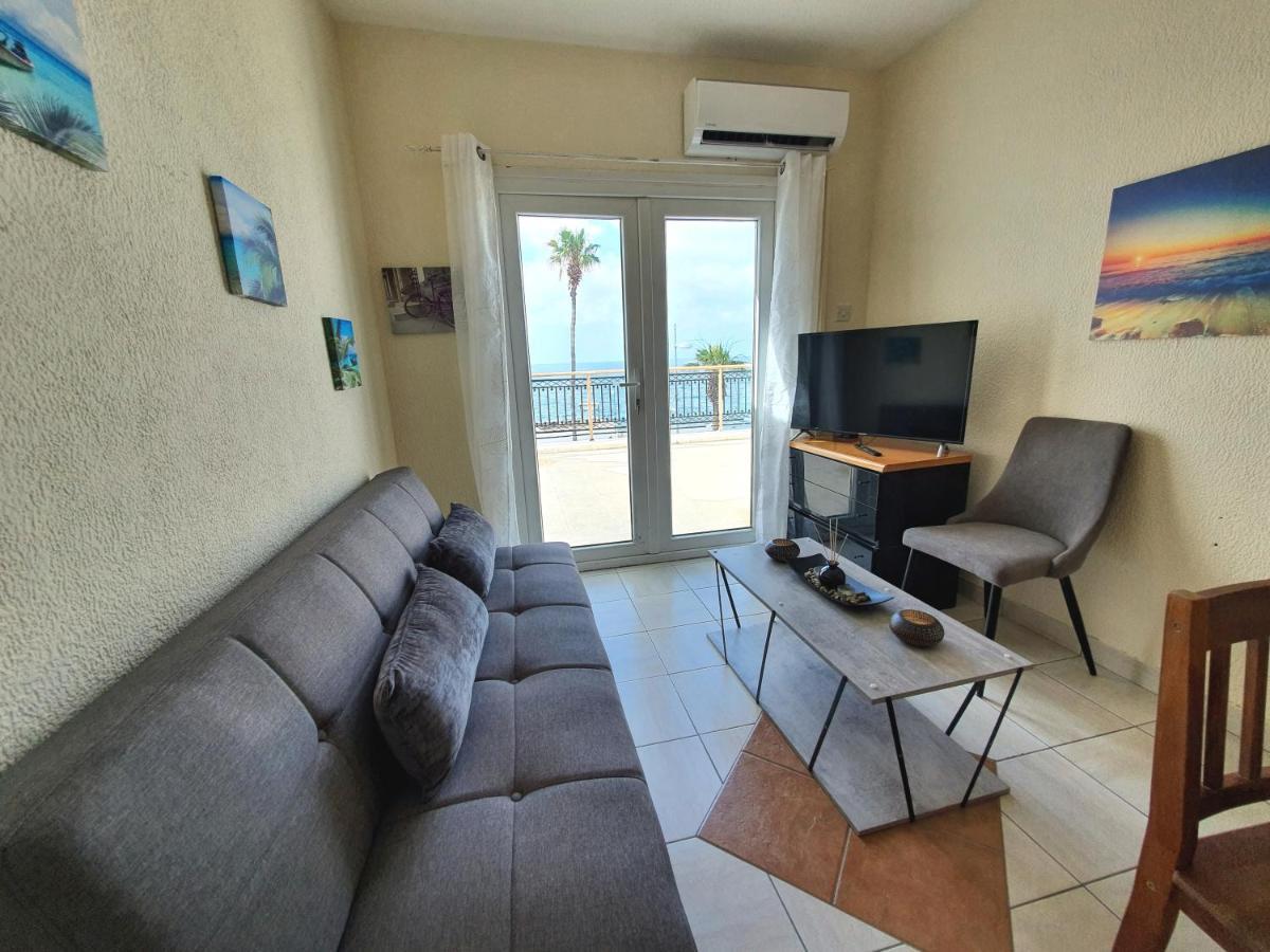 Poseidon 51 - Beachfront Two Bedroom Apartment Paphos Bagian luar foto