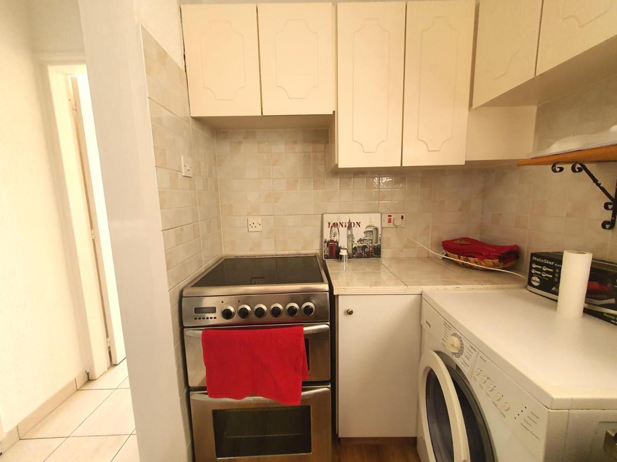 Poseidon 51 - Beachfront Two Bedroom Apartment Paphos Bagian luar foto