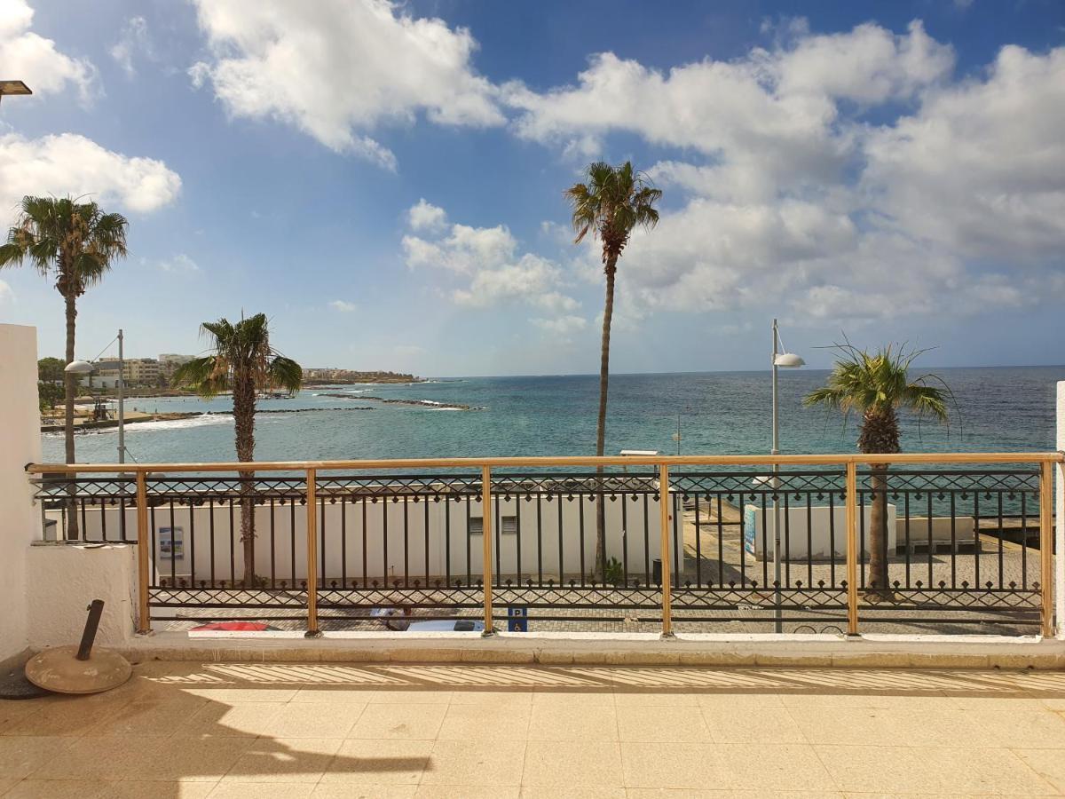 Poseidon 51 - Beachfront Two Bedroom Apartment Paphos Bagian luar foto