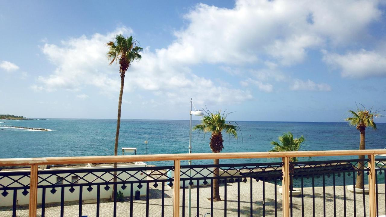 Poseidon 51 - Beachfront Two Bedroom Apartment Paphos Bagian luar foto