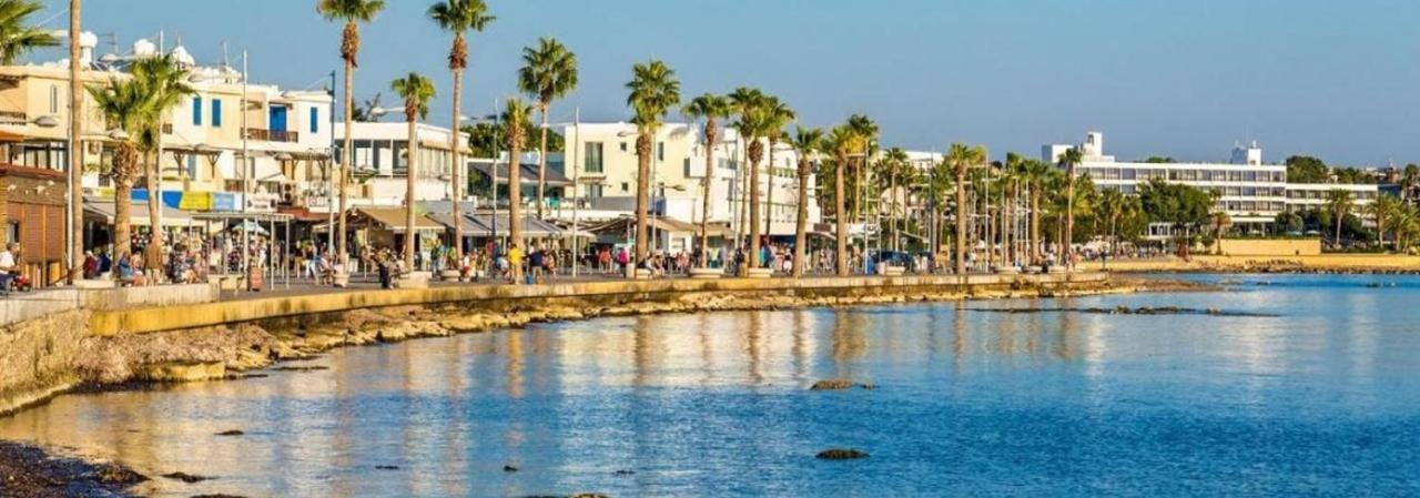 Poseidon 51 - Beachfront Two Bedroom Apartment Paphos Bagian luar foto