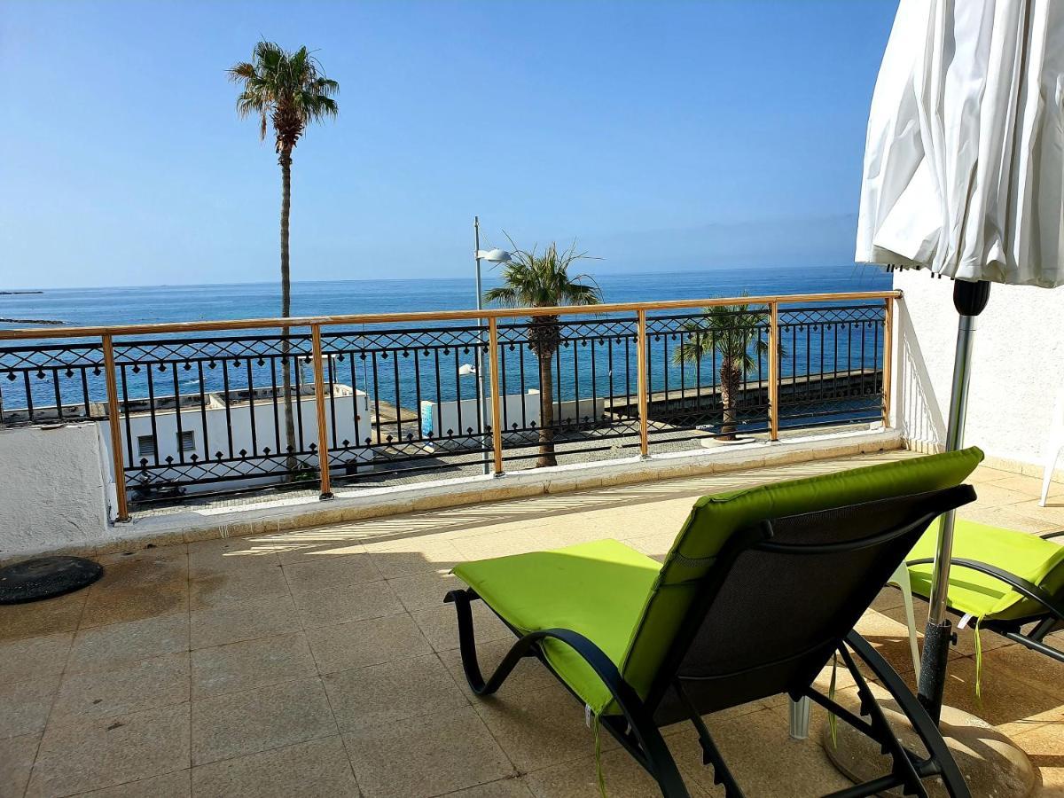 Poseidon 51 - Beachfront Two Bedroom Apartment Paphos Bagian luar foto